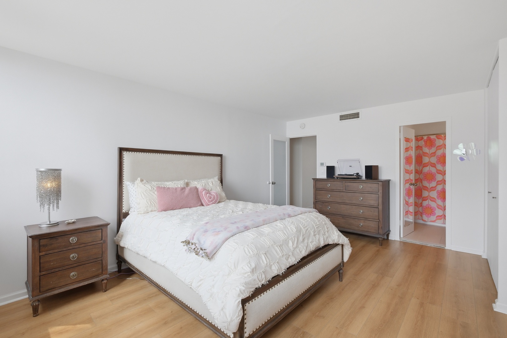 6301 N Sheridan Road #8E, Chicago, IL 60660