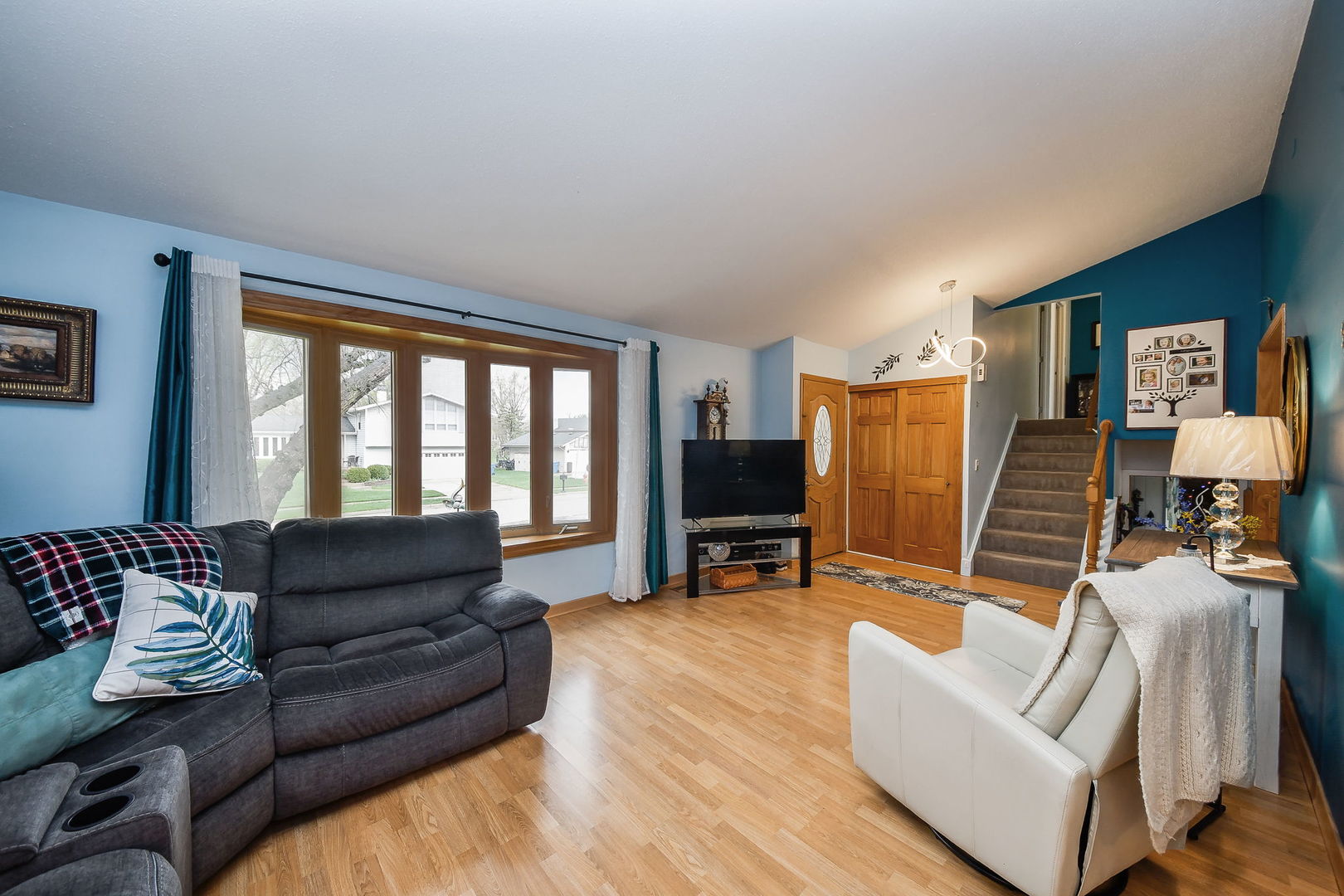 879 Lakeside Drive, Bartlett, IL 60103