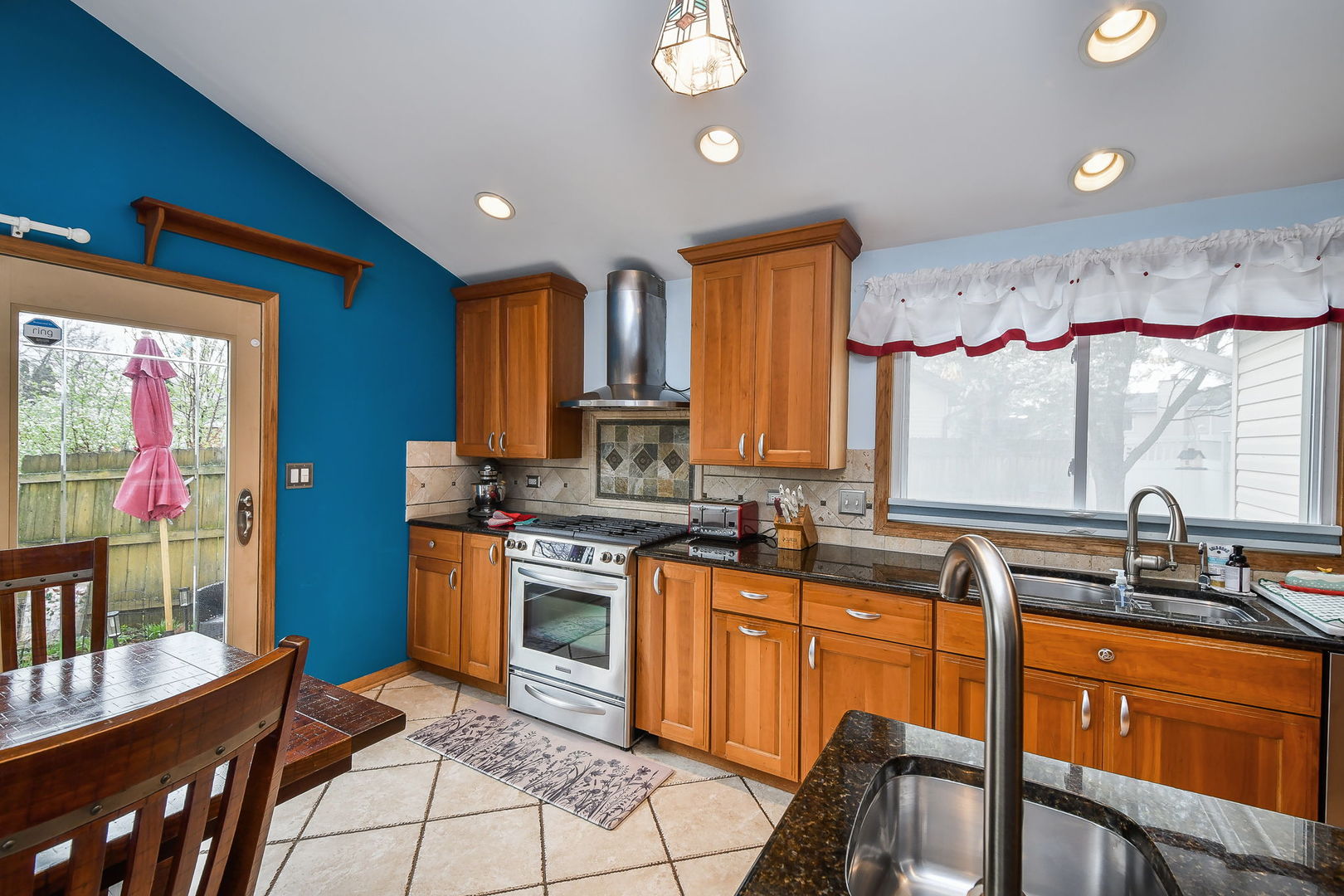 879 Lakeside Drive, Bartlett, IL 60103