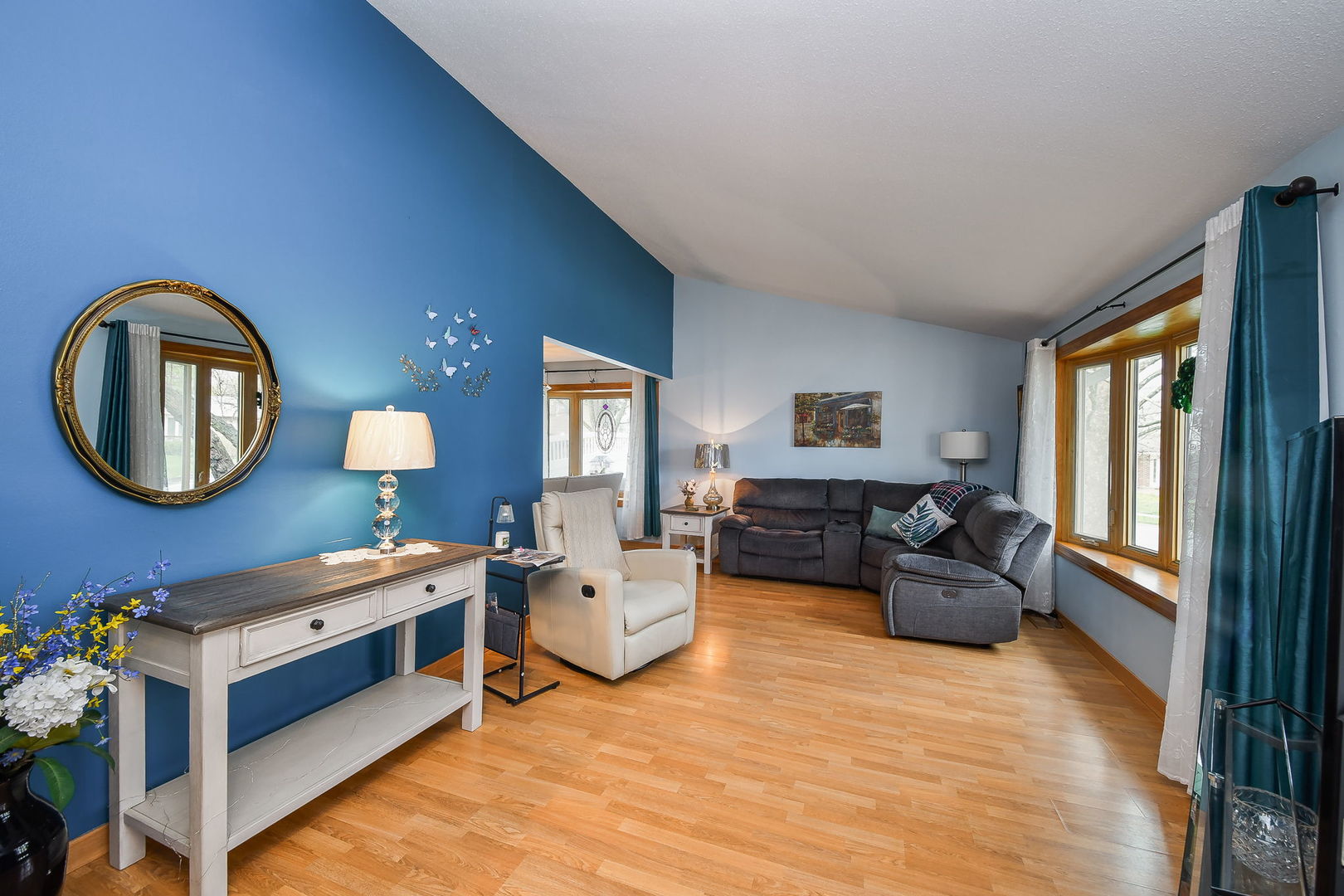 879 Lakeside Drive, Bartlett, IL 60103