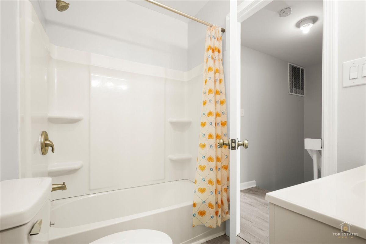 512 MEADOW GREEN Lane, Round Lake Beach, IL 60073