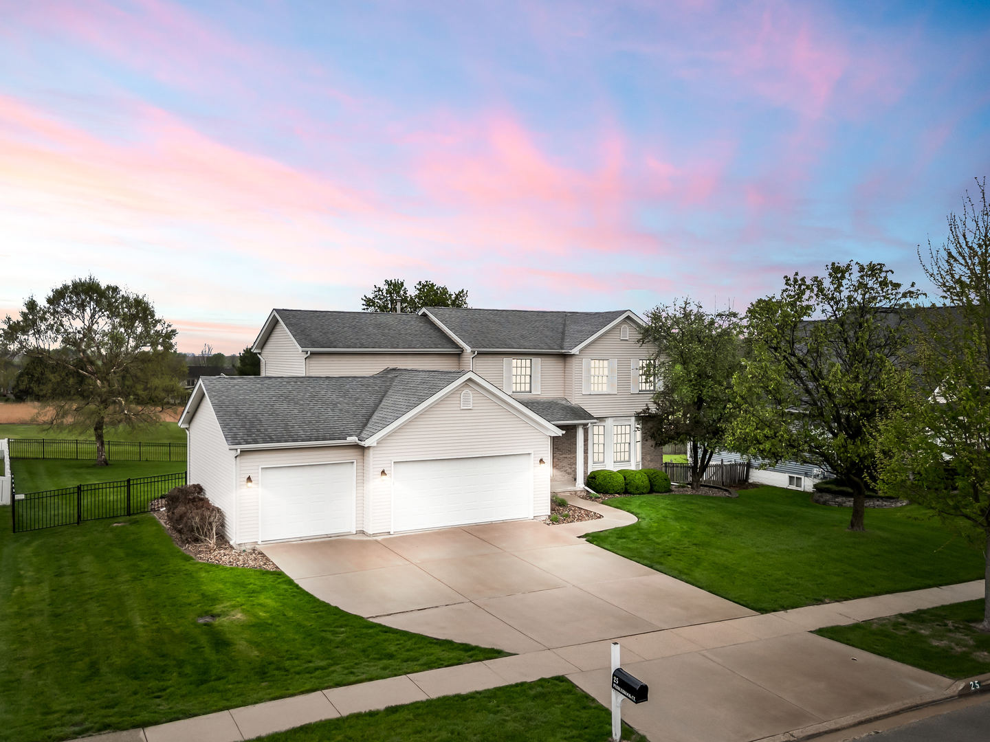 25 Pebblebrook Court, Bloomington, IL 61705