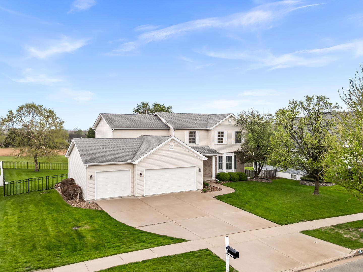 25 Pebblebrook Court, Bloomington, IL 61705