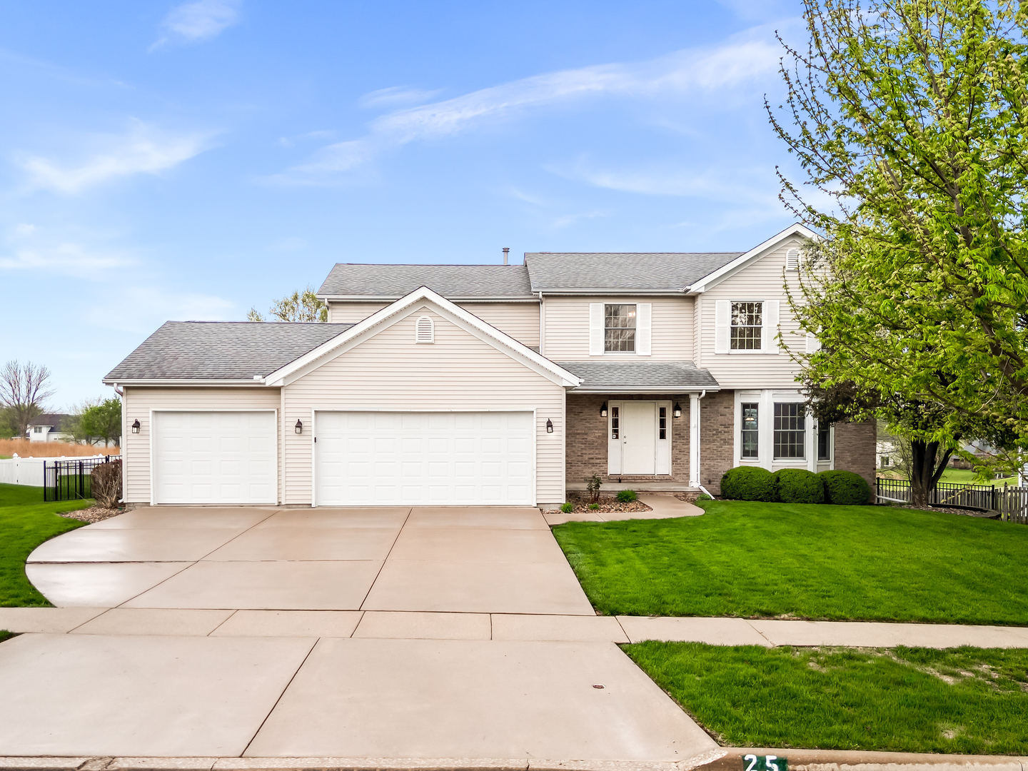 25 Pebblebrook Court, Bloomington, IL 61705