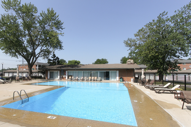1910 W Hatherleigh Court #2E, Mount Prospect, IL 60056