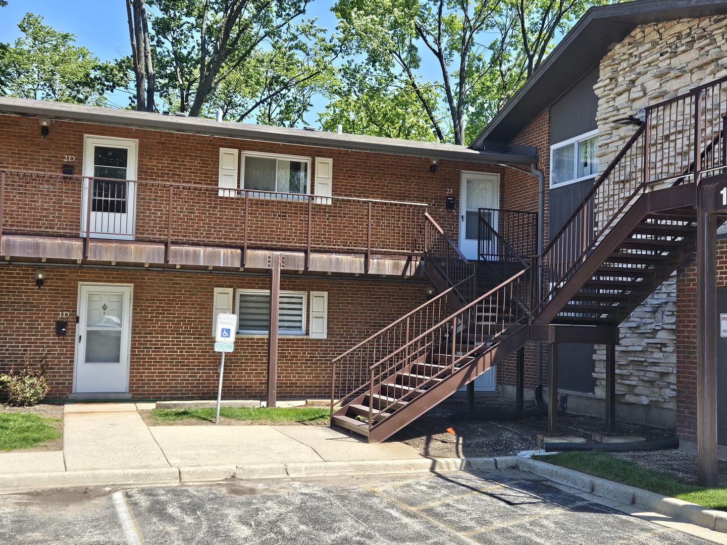 1910 W Hatherleigh Court #2E, Mount Prospect, IL 60056