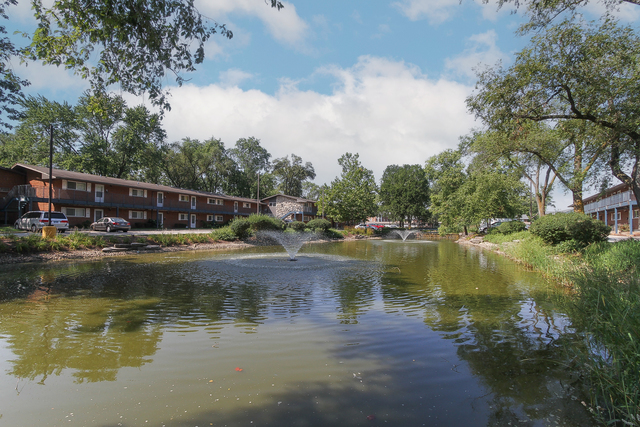 1910 W Hatherleigh Court #2E, Mount Prospect, IL 60056