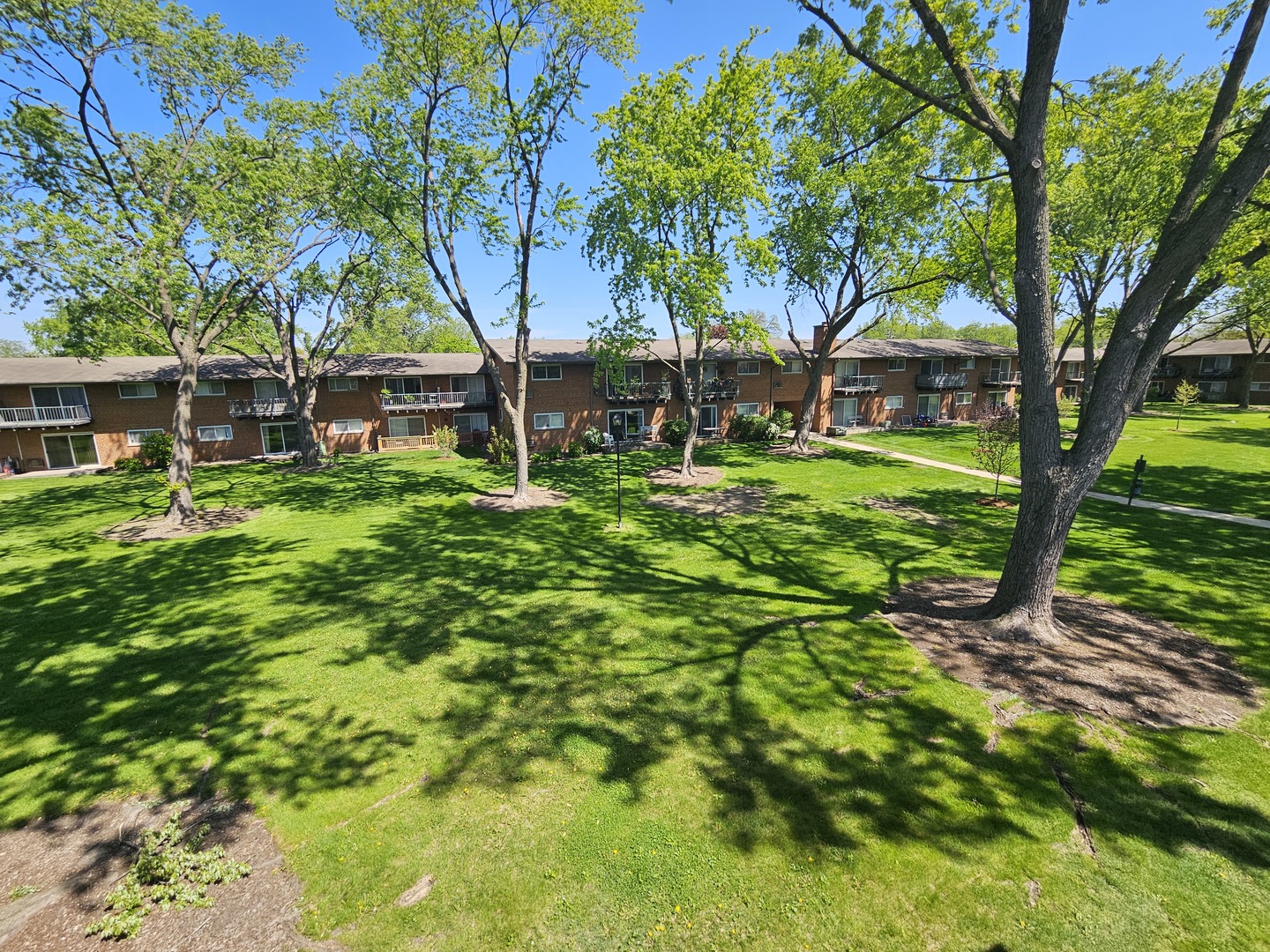 1910 W Hatherleigh Court #2E, Mount Prospect, IL 60056