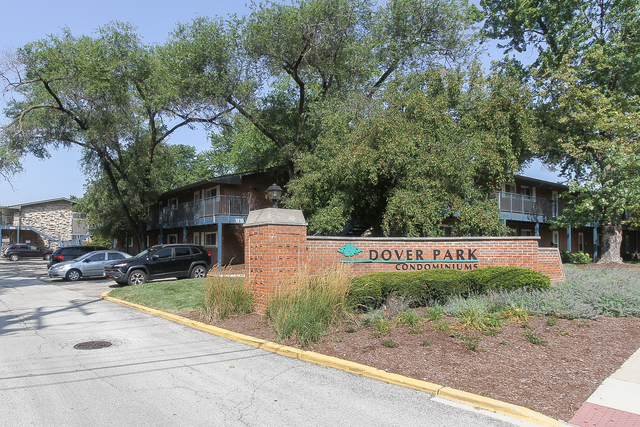 1910 W Hatherleigh Court #2E, Mount Prospect, IL 60056