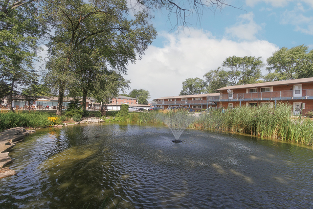 1910 W Hatherleigh Court #2E, Mount Prospect, IL 60056