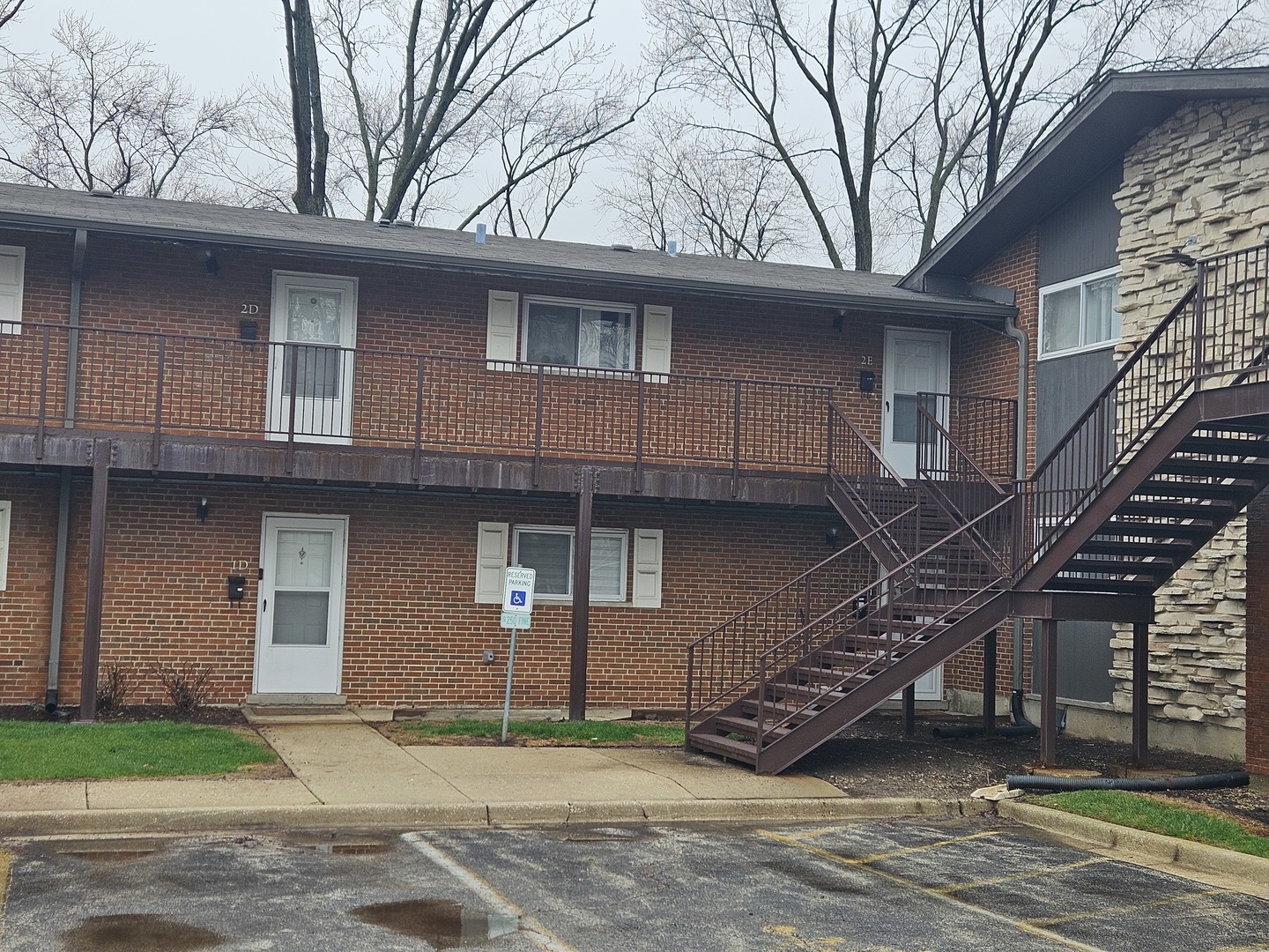 1910 W Hatherleigh Court #2E, Mount Prospect, IL 60056