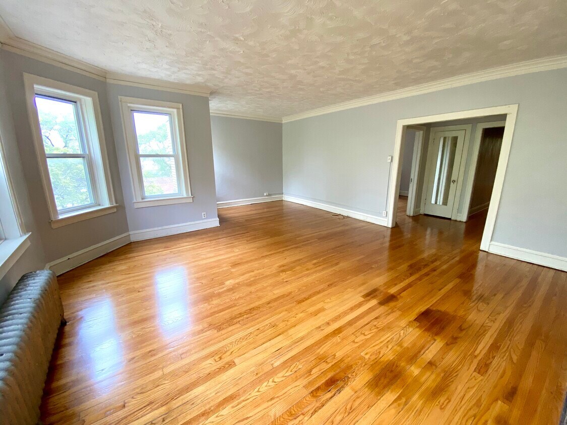 7931 S Manistee Avenue, Chicago, IL 60617