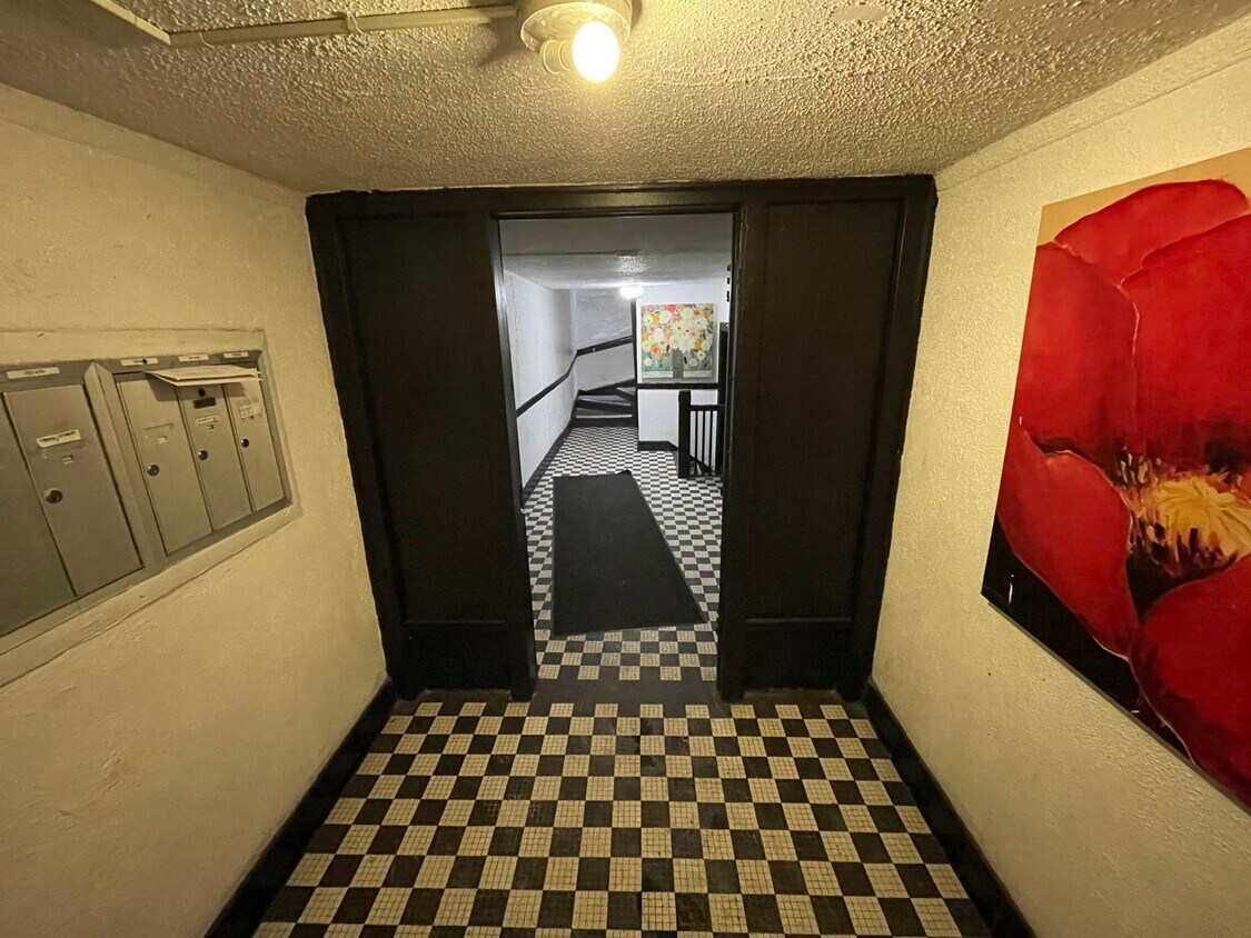 7931 S Manistee Avenue, Chicago, IL 60617