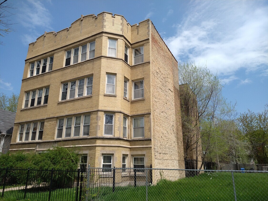 7931 S Manistee Avenue, Chicago, IL 60617