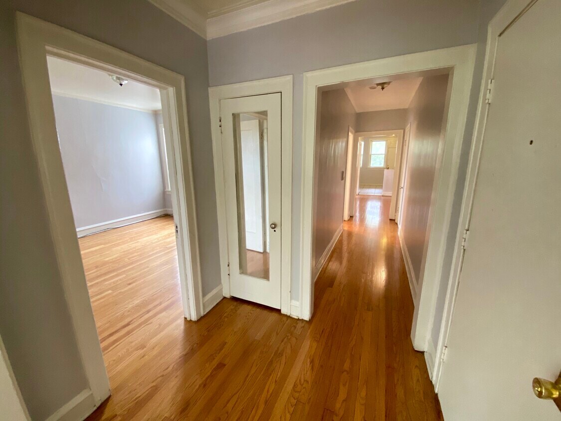 7931 S Manistee Avenue, Chicago, IL 60617