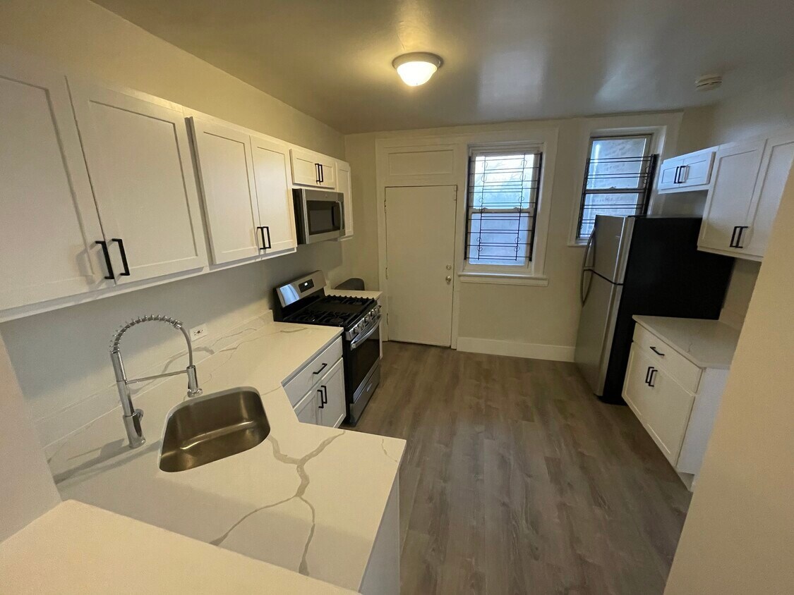 7931 S Manistee Avenue, Chicago, IL 60617