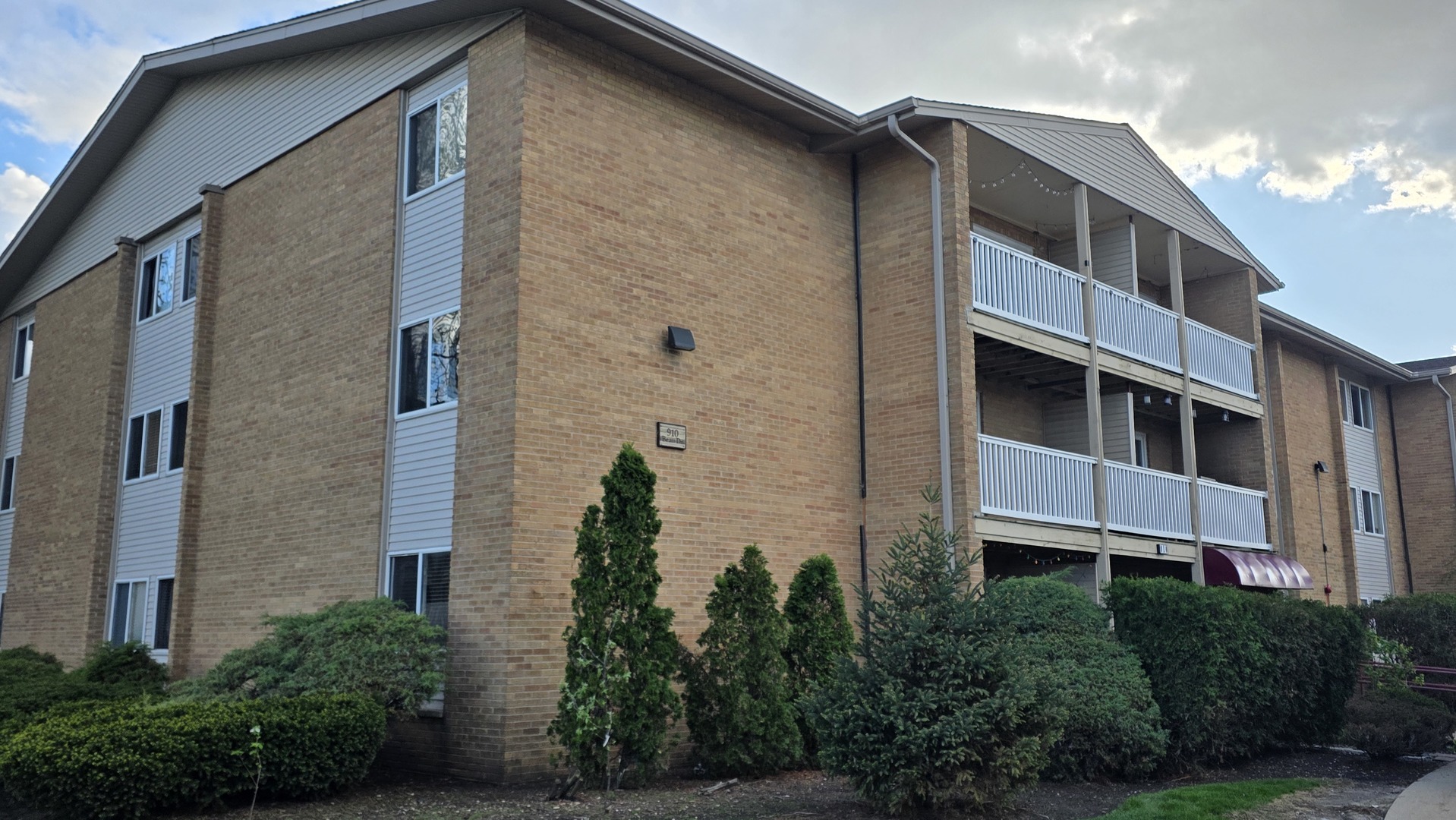 910 Beau Drive #202, Des Plaines, IL 60016