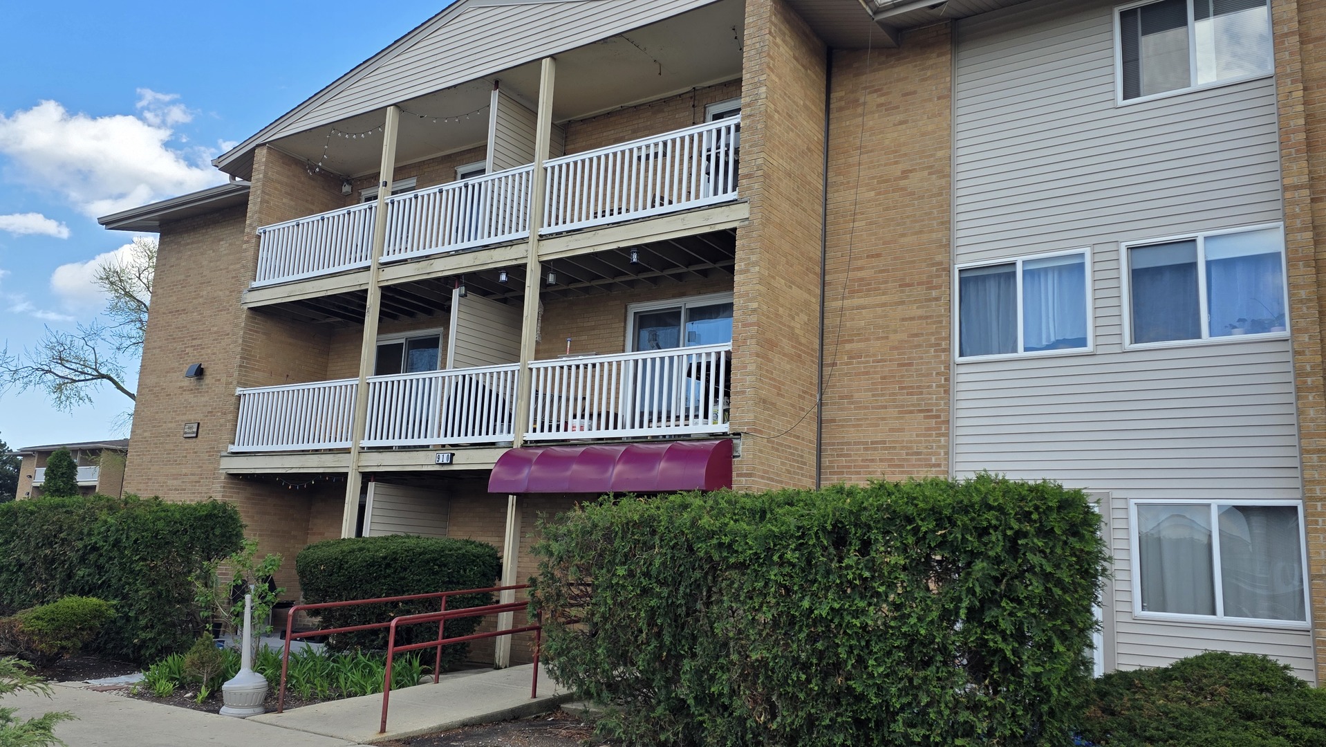 910 Beau Drive #202, Des Plaines, IL 60016