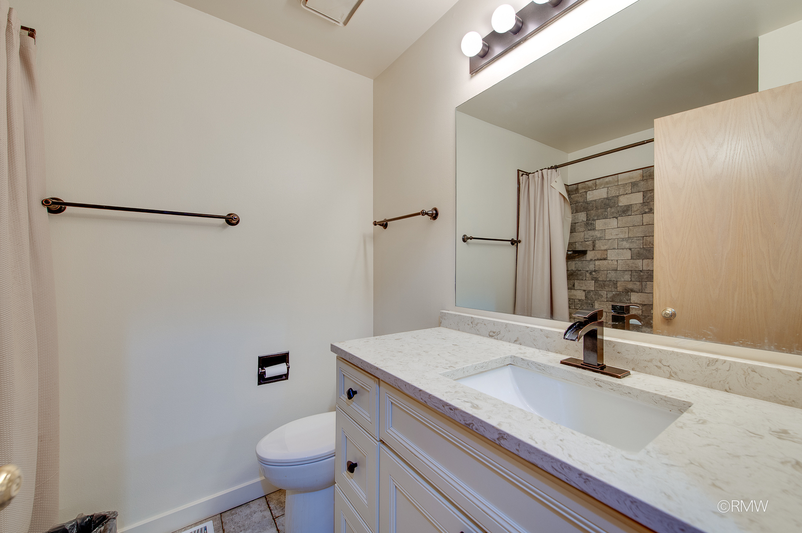 223 Glen Ridge Lane #1B, Bloomingdale, IL 60108