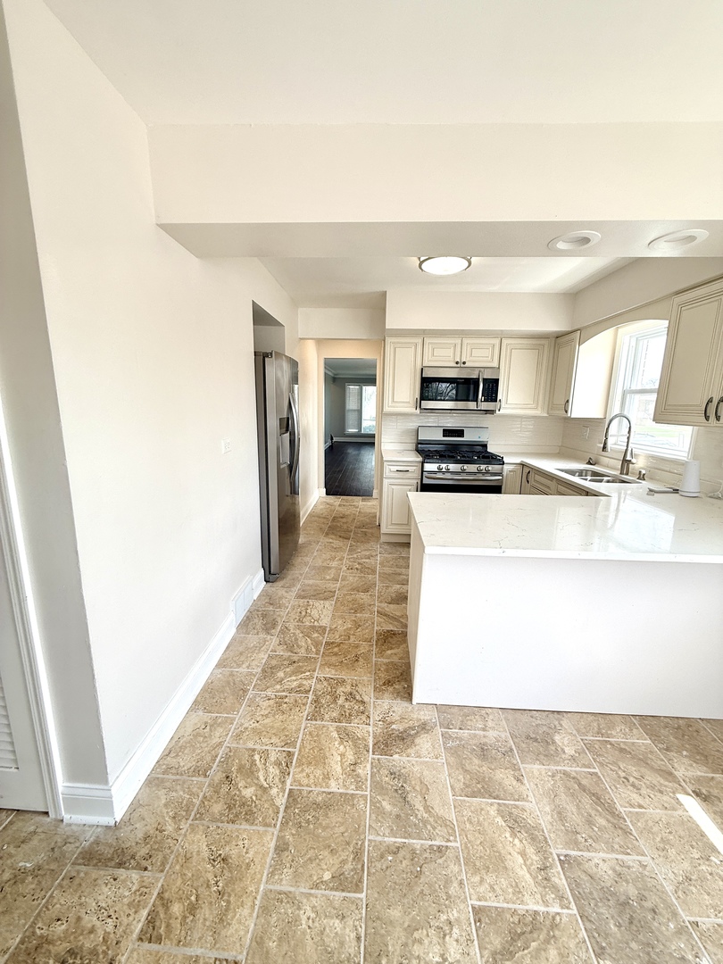 8958 S Oglesby Avenue, Chicago, IL 60617