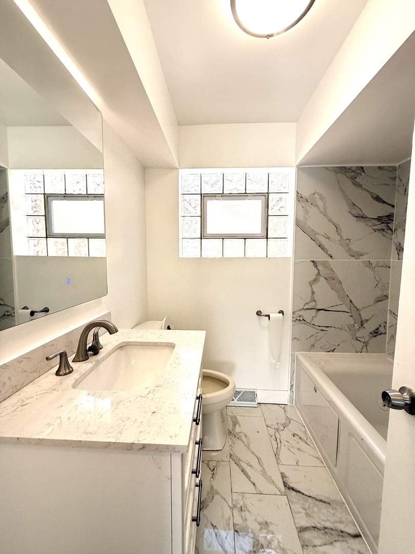 8958 S Oglesby Avenue, Chicago, IL 60617