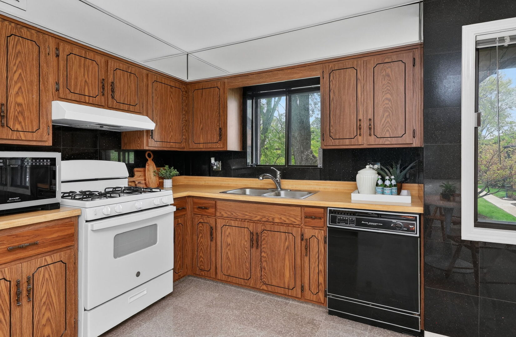 8212 Anchor Drive #508, Woodridge, IL 60517