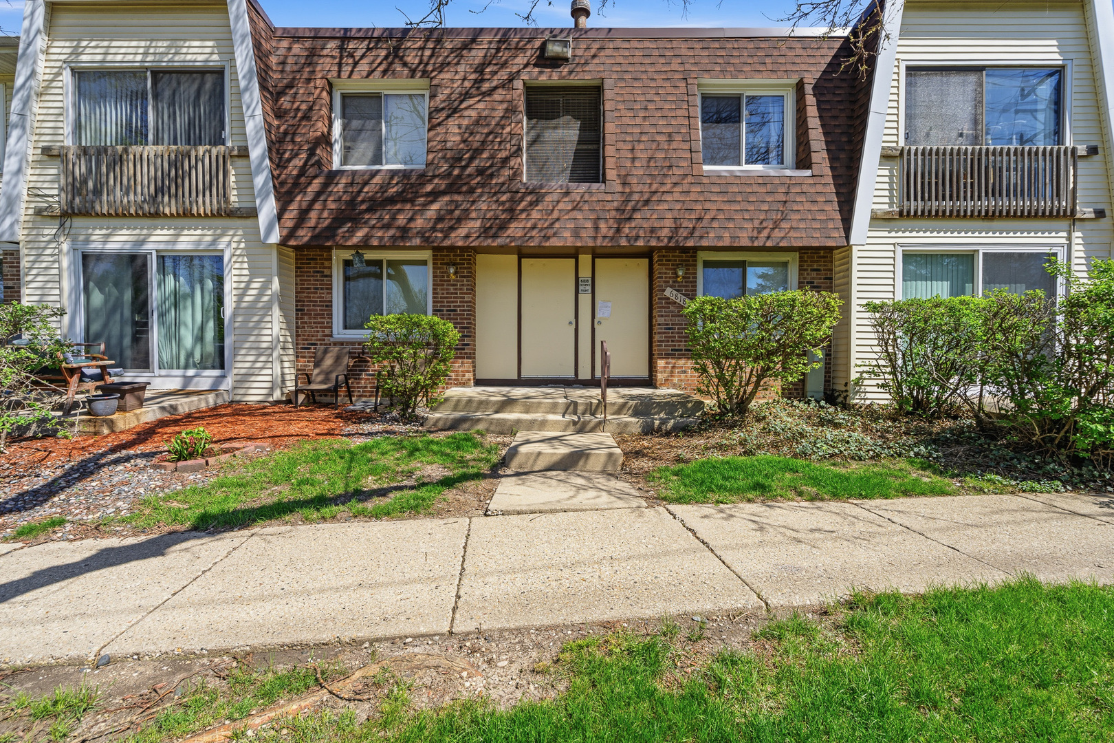 6818 Roberts Drive #3, Woodridge, IL 60517