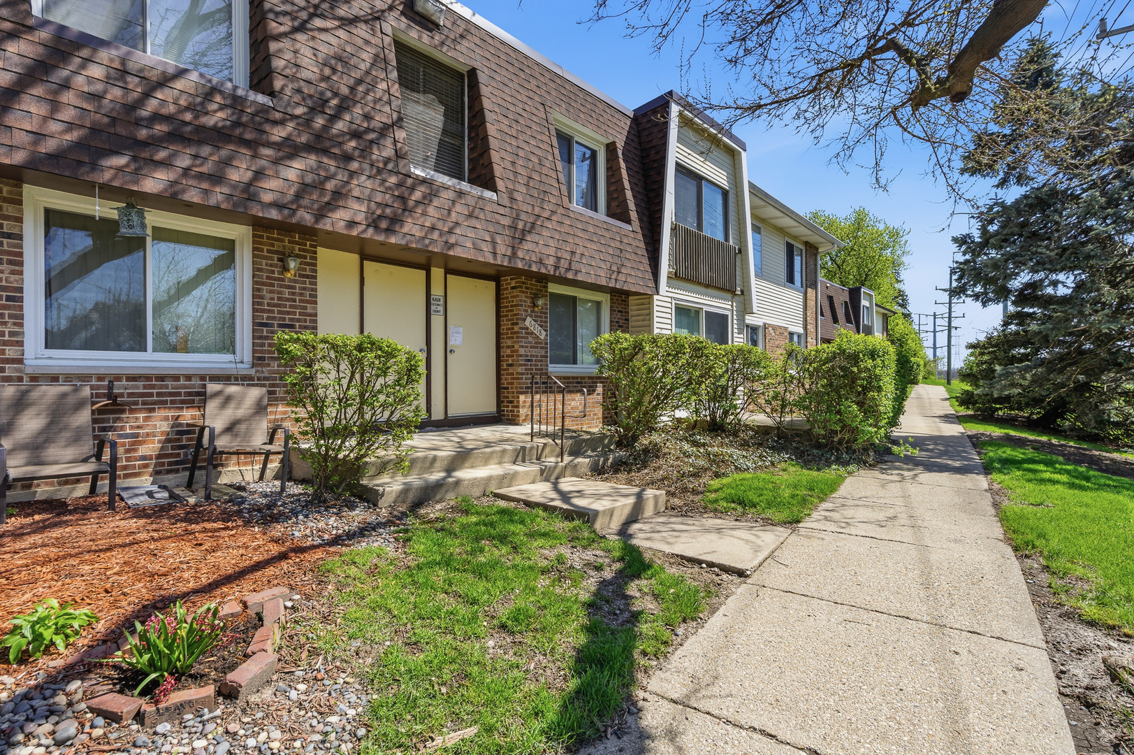 6818 Roberts Drive #3, Woodridge, IL 60517
