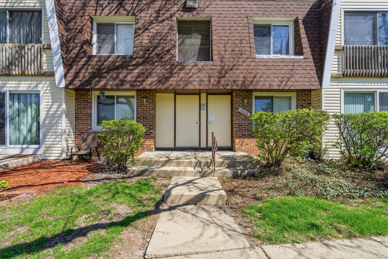 6818 Roberts Drive #3, Woodridge, IL 60517