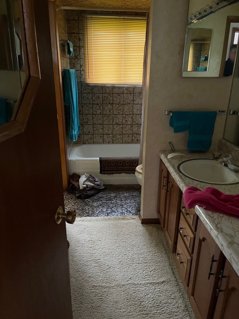 615 E Turner Avenue, Roselle, IL 60172