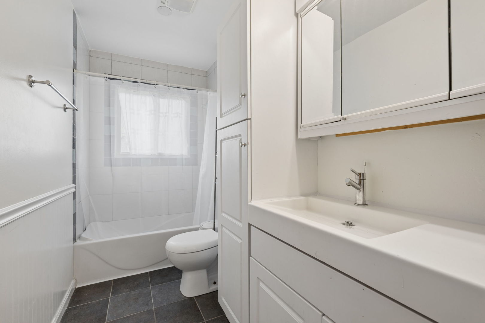 933 S Iowa Avenue, Addison, IL 60101