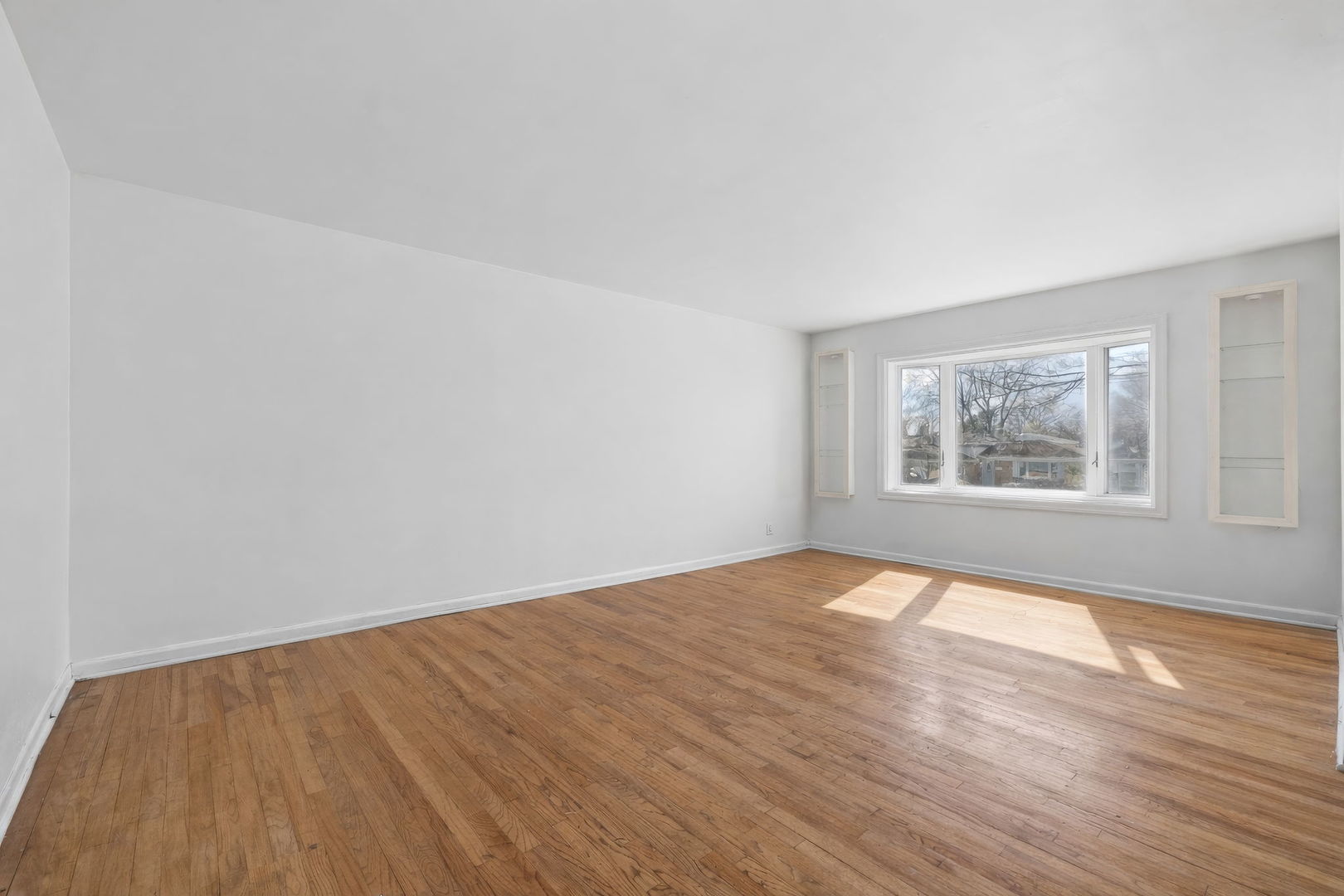 933 S Iowa Avenue, Addison, IL 60101