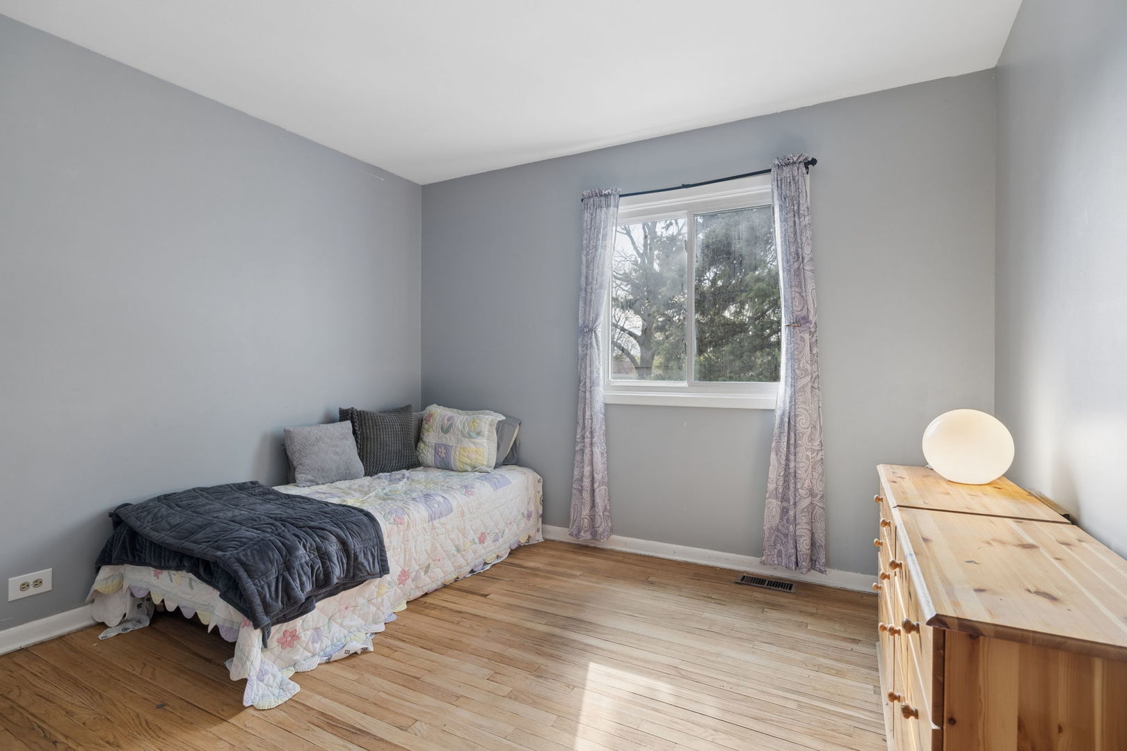 933 S Iowa Avenue, Addison, IL 60101