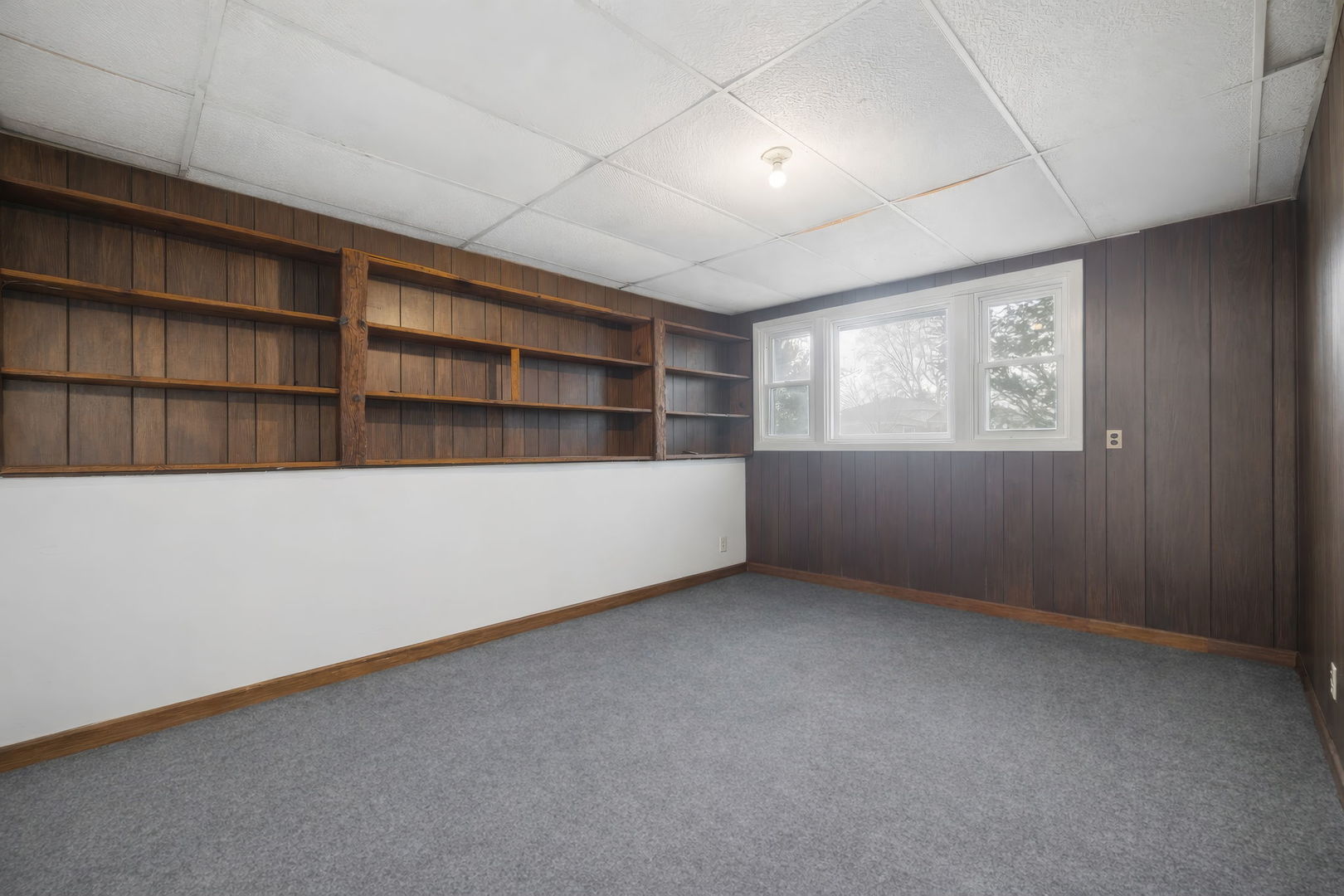 933 S Iowa Avenue, Addison, IL 60101