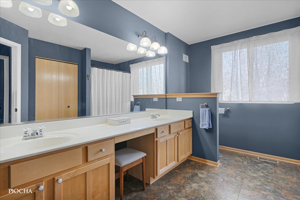 123 Eisenhower Drive, Oswego, IL 60543