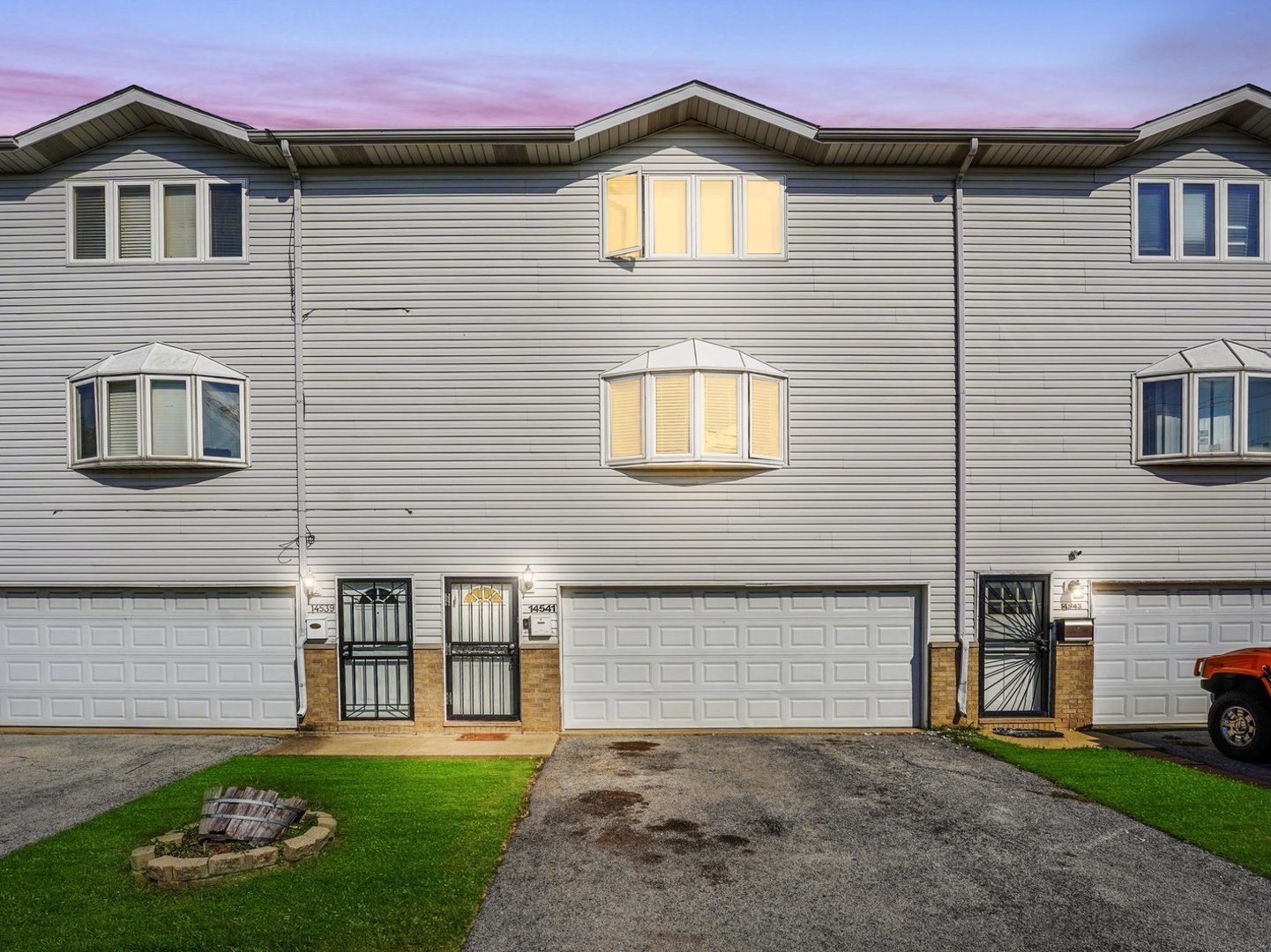 14541 S MARQUETTE Avenue, Burnham, IL 60633