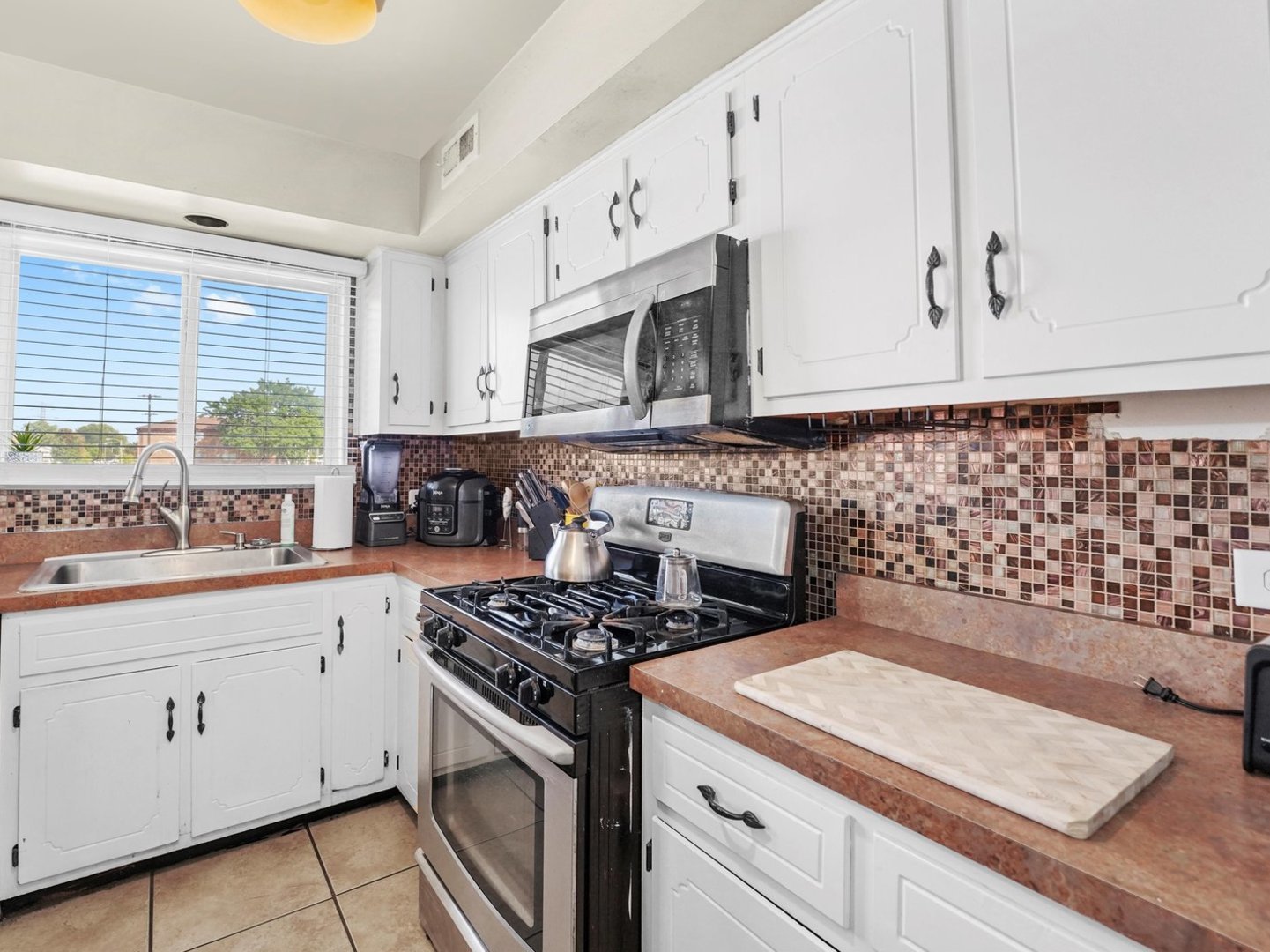 14541 S MARQUETTE Avenue, Burnham, IL 60633