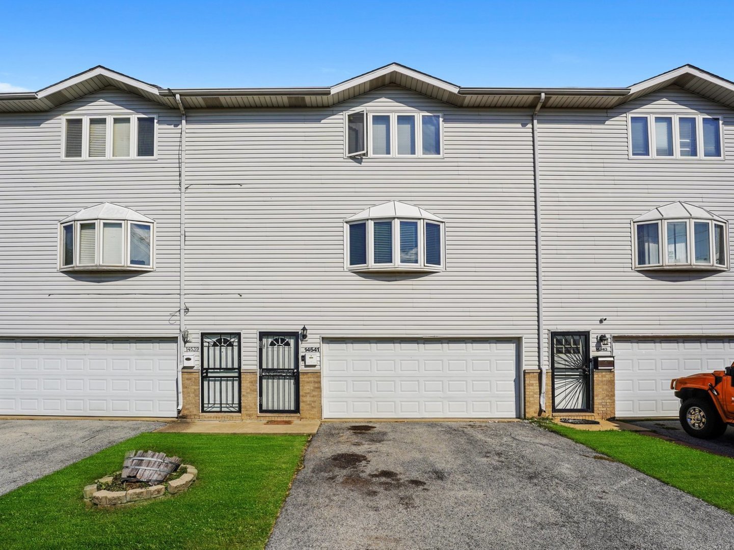 14541 S MARQUETTE Avenue, Burnham, IL 60633