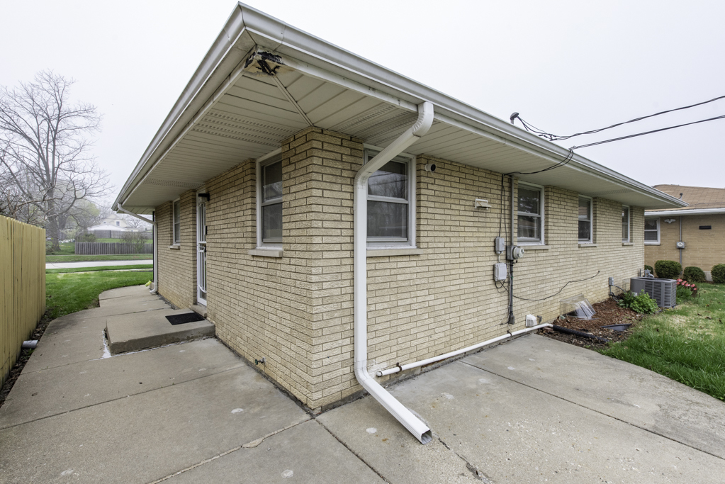 2203 Gilboa Avenue, Zion, IL 60099
