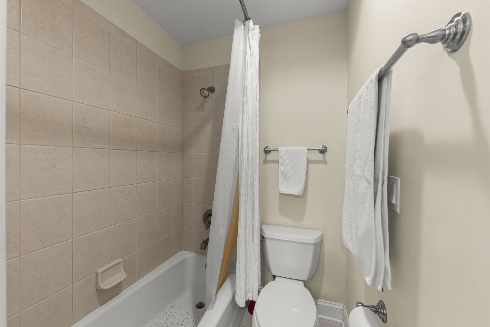 1N003 Richard Avenue, Wheaton, IL 60187