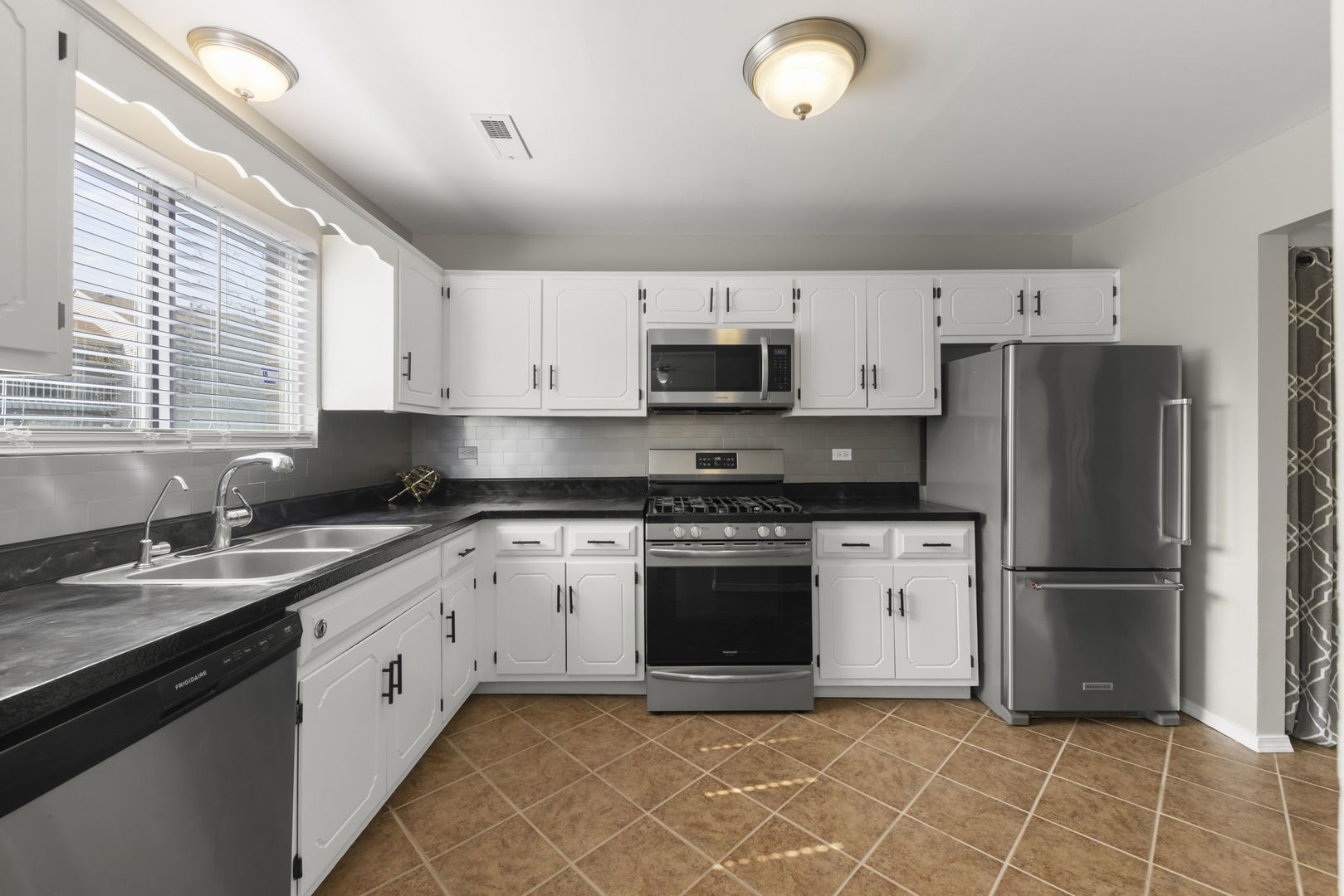 9E Fernwood Drive, Bolingbrook, IL 60440