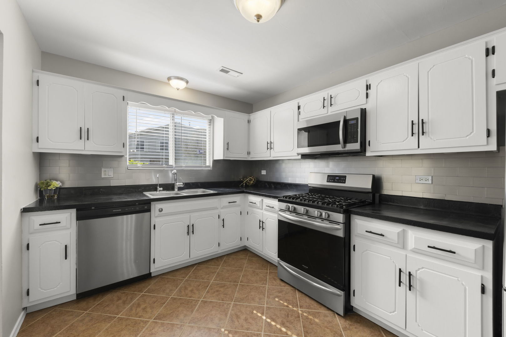 9E Fernwood Drive, Bolingbrook, IL 60440