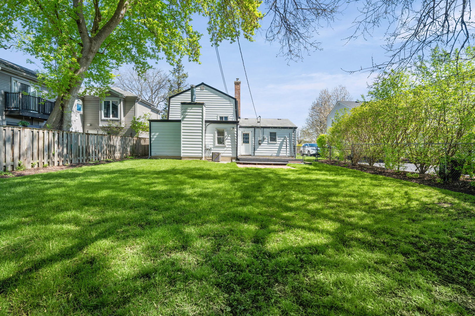 627 E Davis Street, Arlington Heights, IL 60005