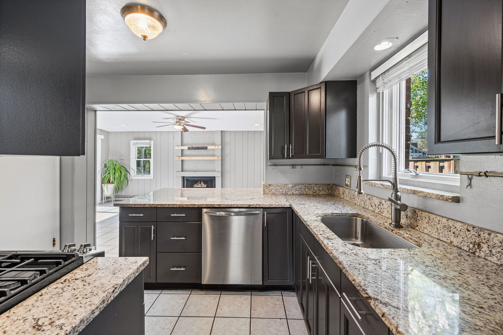 627 E Davis Street, Arlington Heights, IL 60005