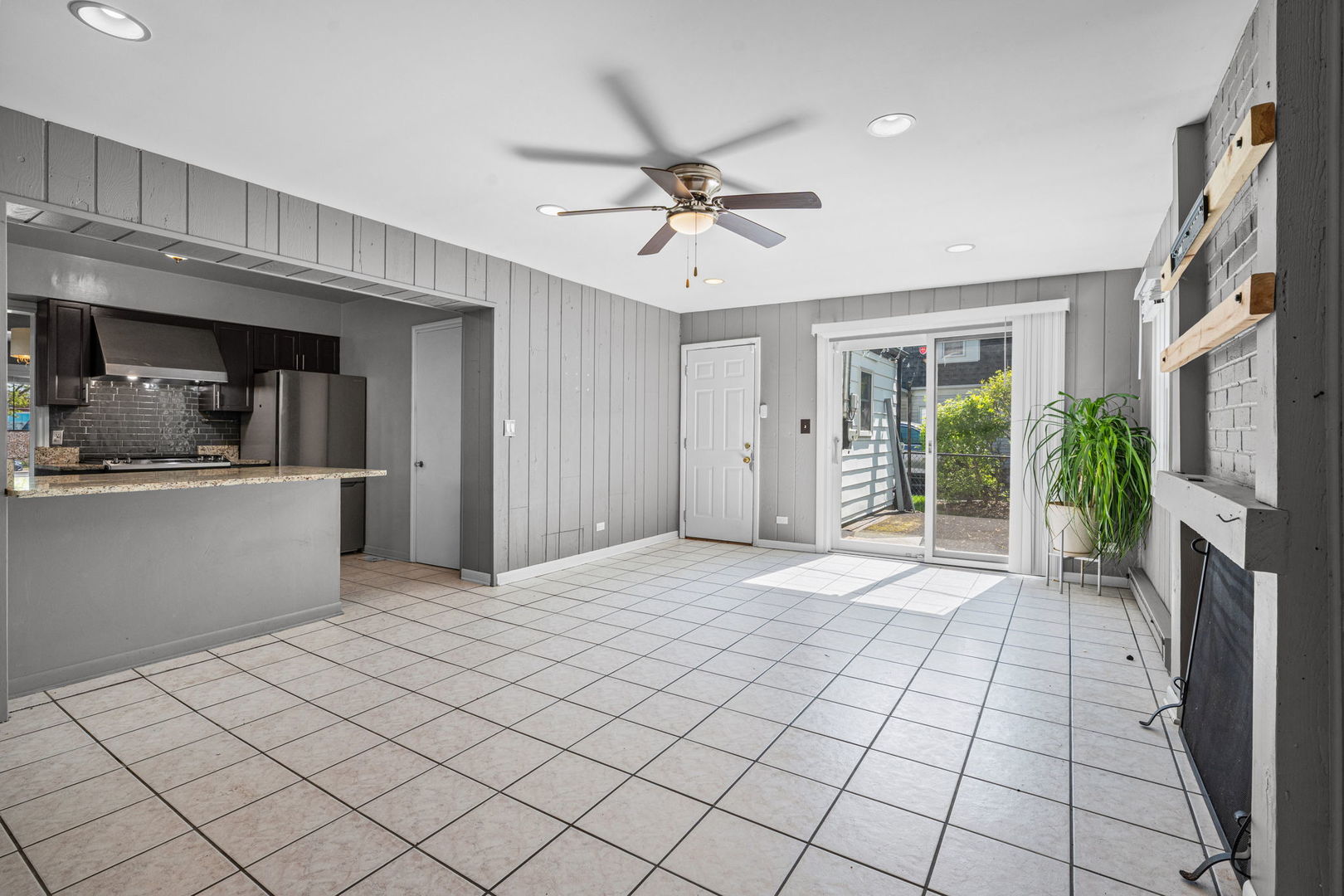 627 E Davis Street, Arlington Heights, IL 60005