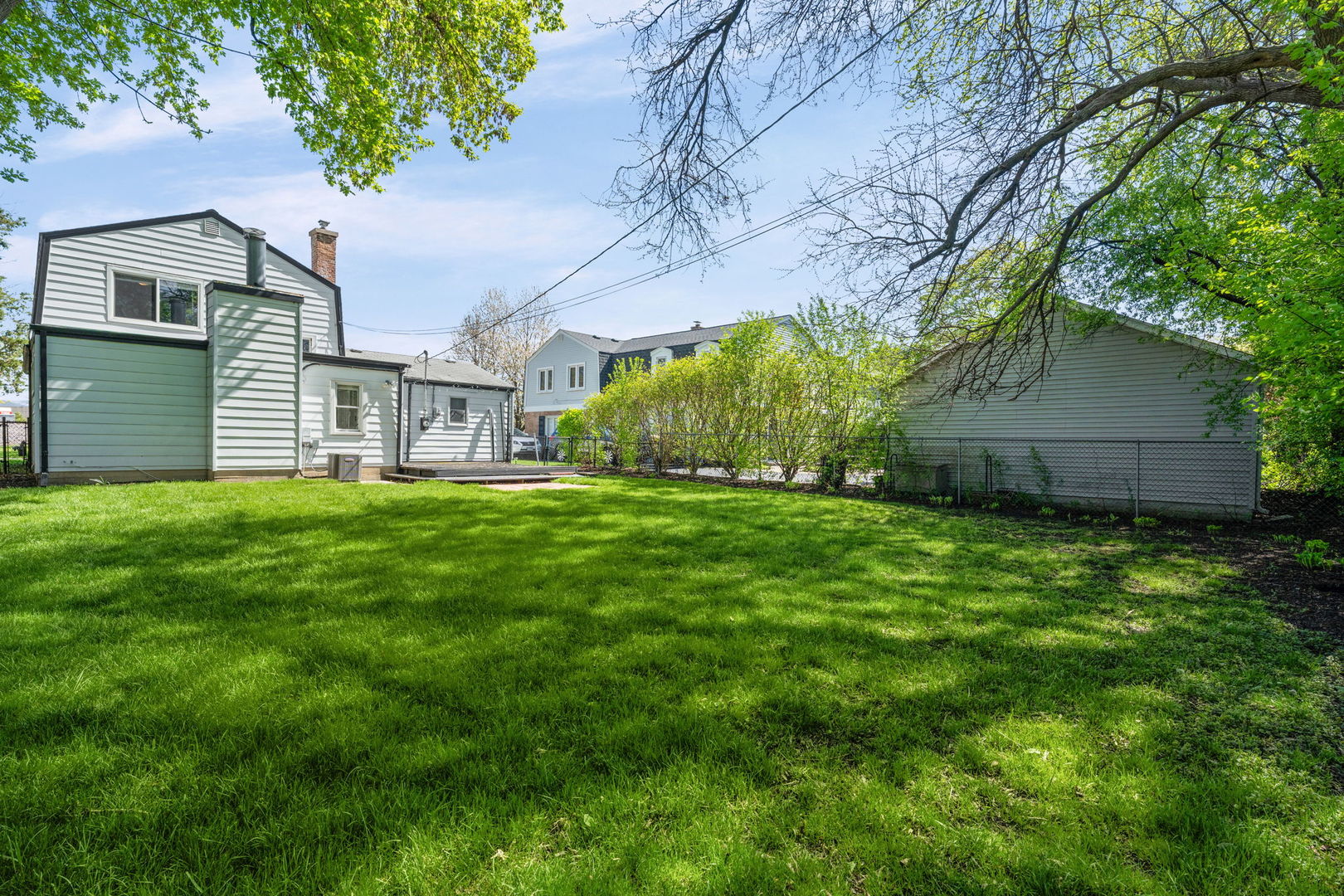 627 E Davis Street, Arlington Heights, IL 60005