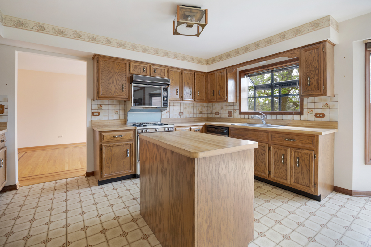 1274 Biscayne Drive, Elk Grove Village, IL 60007