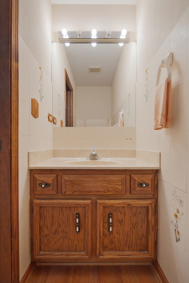 1274 Biscayne Drive, Elk Grove Village, IL 60007