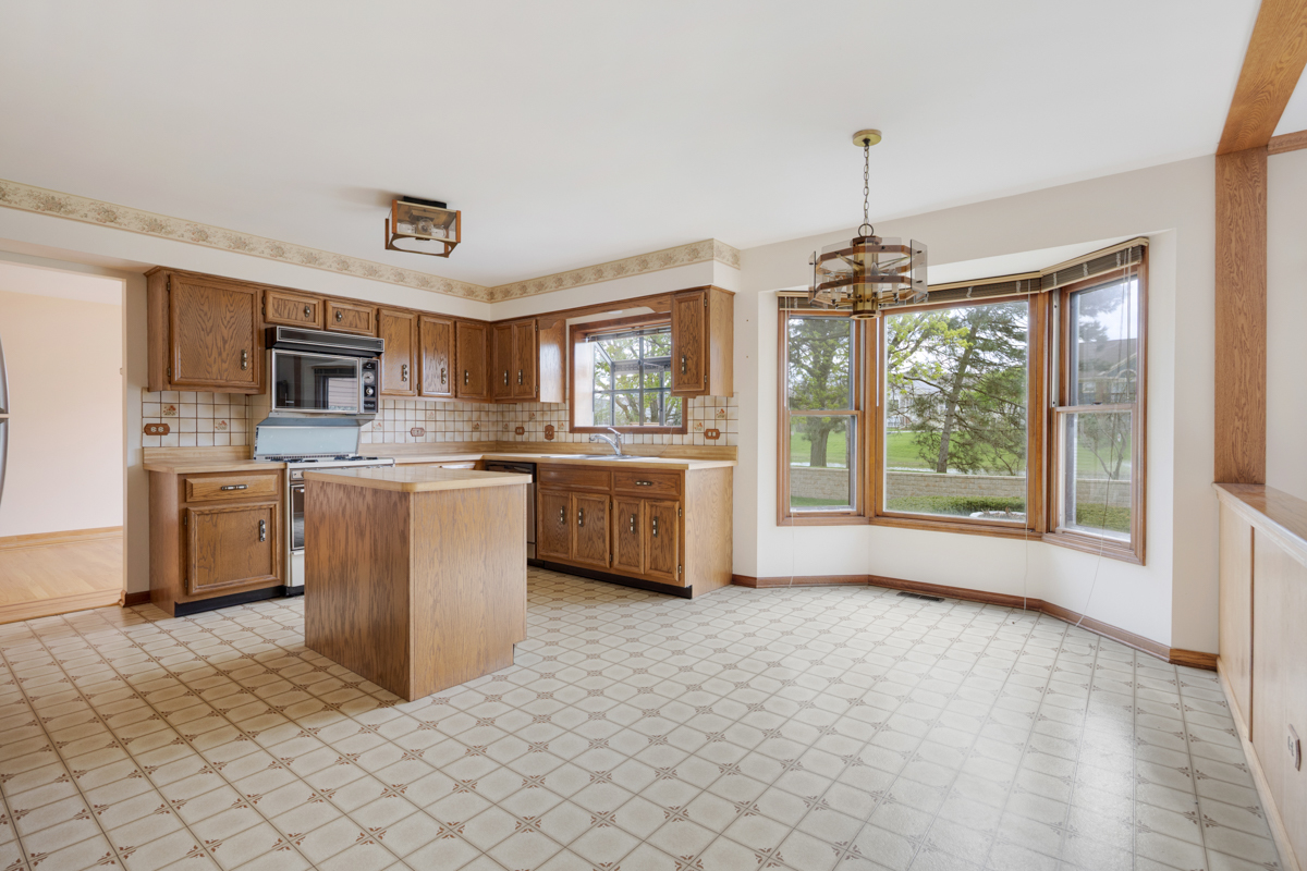 1274 Biscayne Drive, Elk Grove Village, IL 60007