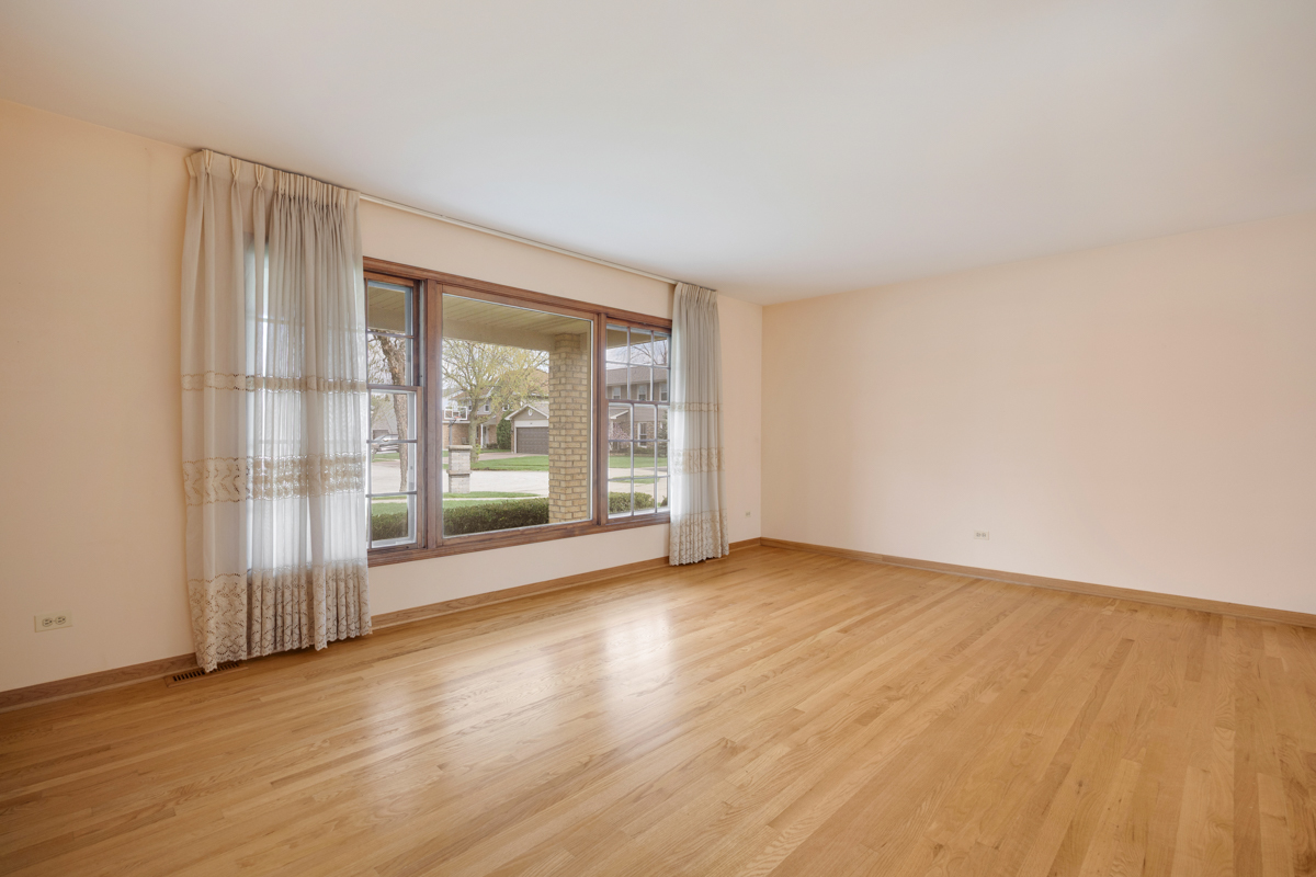 1274 Biscayne Drive, Elk Grove Village, IL 60007